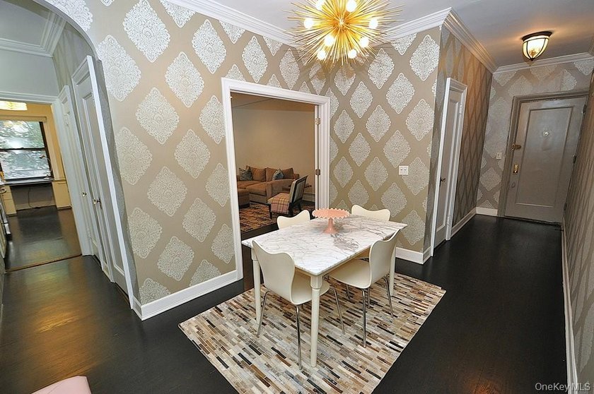 Elegant &amp; spacious prewar 2 bed, 2 bath corner unit in The - photo 31