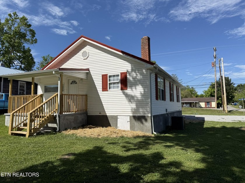 Beautifully remodeled ranch home located in the heart of - photo 32