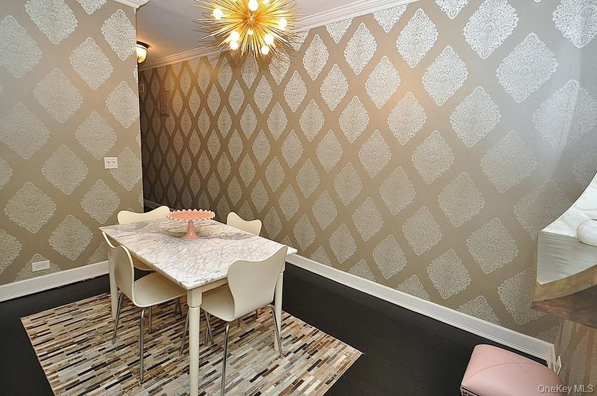 Elegant &amp; spacious prewar 2 bed, 2 bath corner unit in The - photo 32