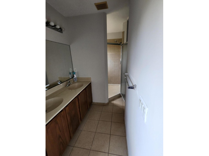 Beautifully maintained 3 bedroom 2.5 bathroom1 car garage - photo 15