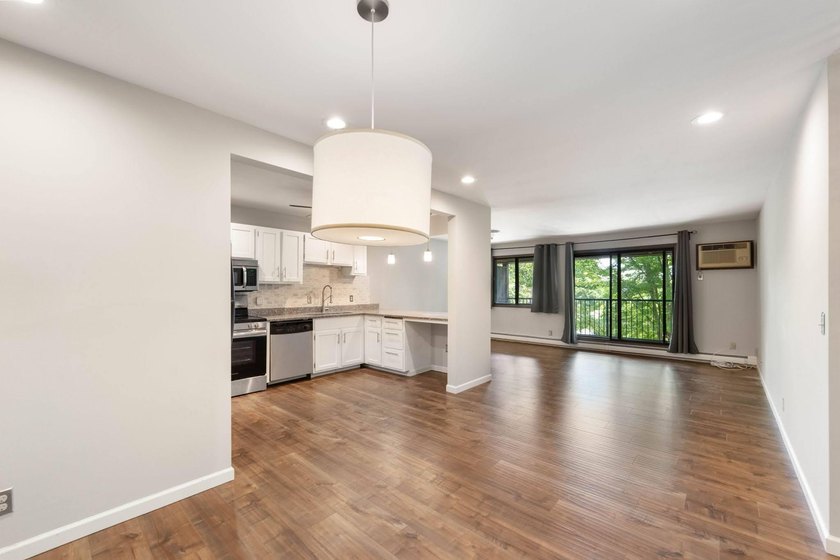 Welcome to this bright and inviting 2 bed, 2 bath, third-floor - photo 3