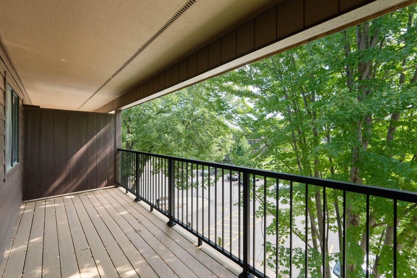 Welcome to this bright and inviting 2 bed, 2 bath, third-floor - photo 4