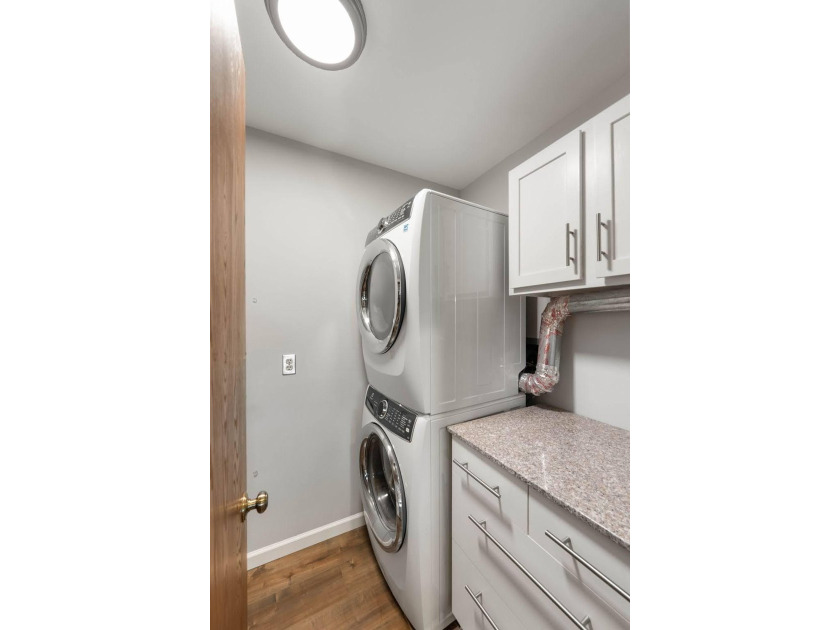 Welcome to this bright and inviting 2 bed, 2 bath, third-floor - photo 7
