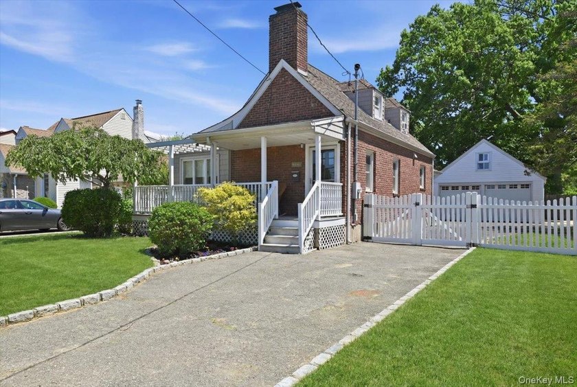 Oversized Property! Terrace Section of Oceanside!Enjoy Generous - photo 2
