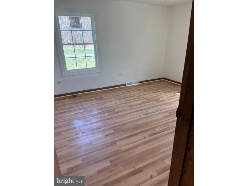 This completely remodeled home features 3 Spacious bed- rooms, 2 - photo 15