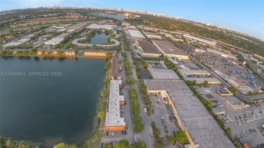 Beautiful 1 bedroom, 1 bath condo located in a desirable 55+ - photo 16