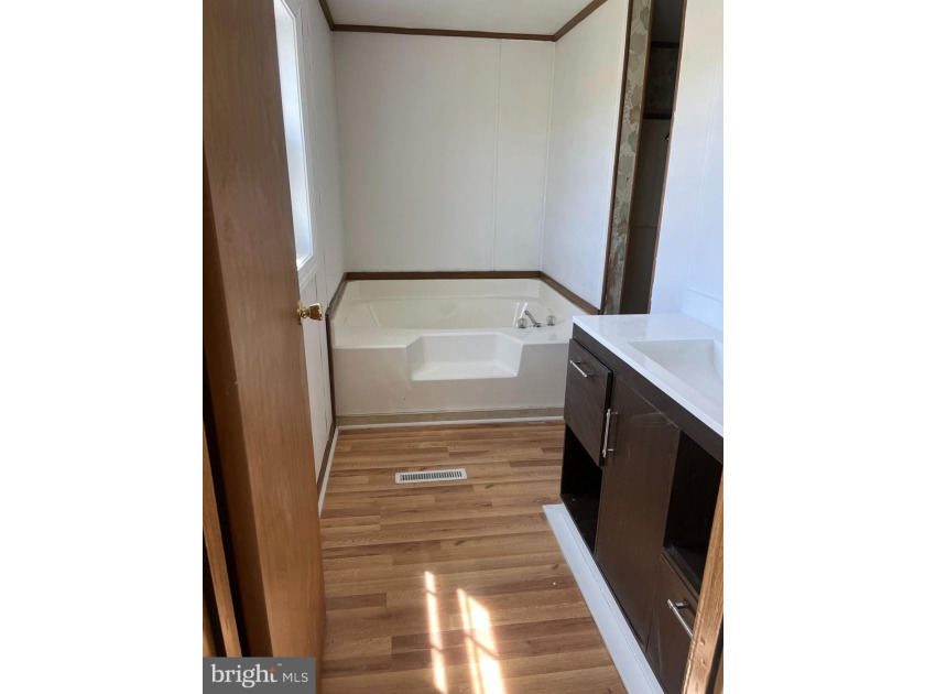 This completely remodeled home features 3 Spacious bed- rooms, 2 - photo 17