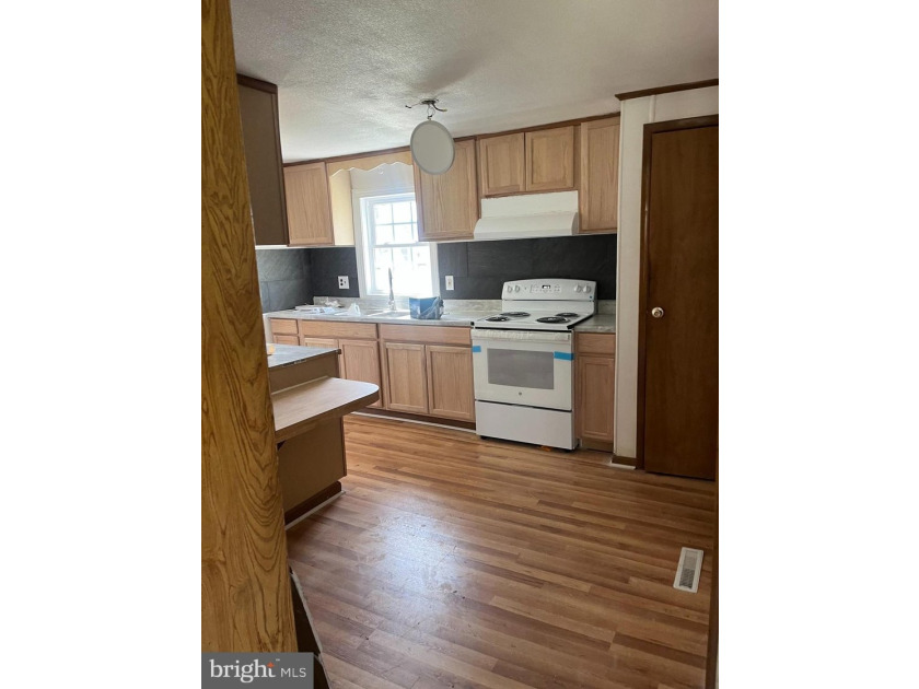 This completely remodeled home features 3 Spacious bed- rooms, 2 - photo 19