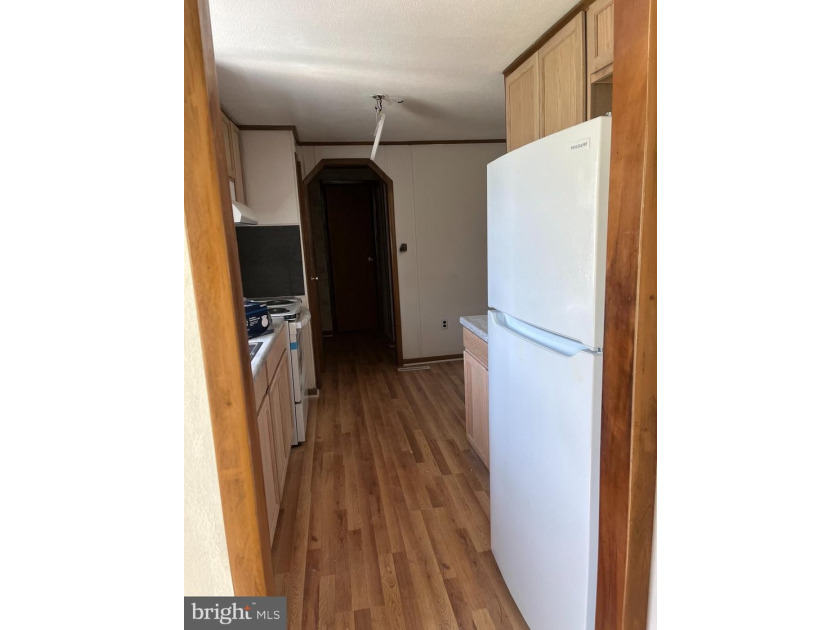 This completely remodeled home features 3 Spacious bed- rooms, 2 - photo 21
