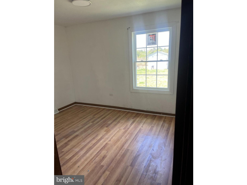This completely remodeled home features 3 Spacious bed- rooms, 2 - photo 22