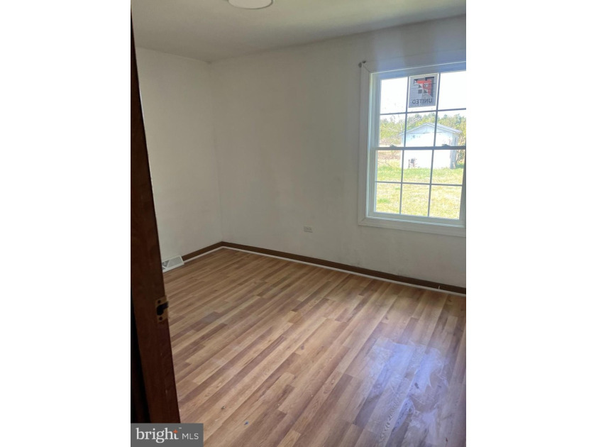 This completely remodeled home features 3 Spacious bed- rooms, 2 - photo 26