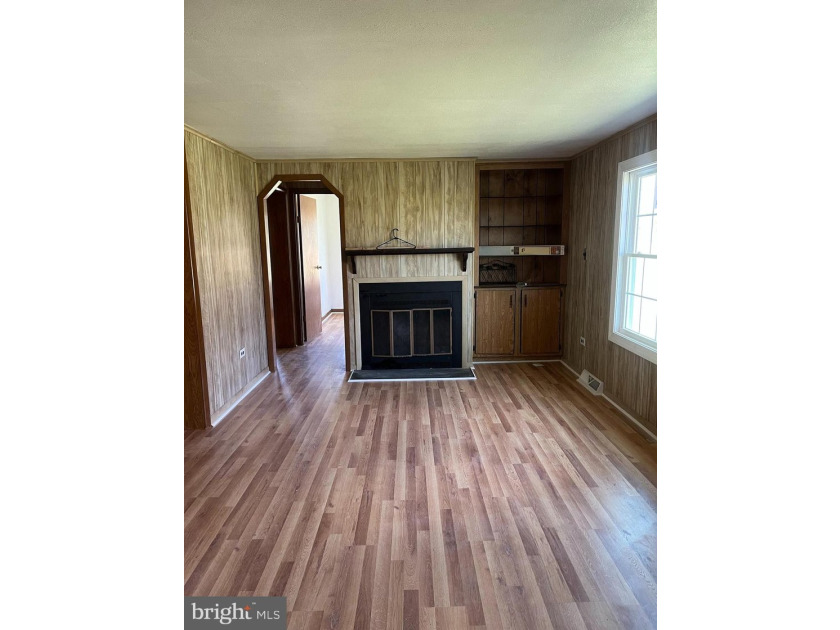 This completely remodeled home features 3 Spacious bed- rooms, 2 - photo 29