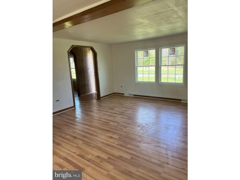 This completely remodeled home features 3 Spacious bed- rooms, 2 - photo 31
