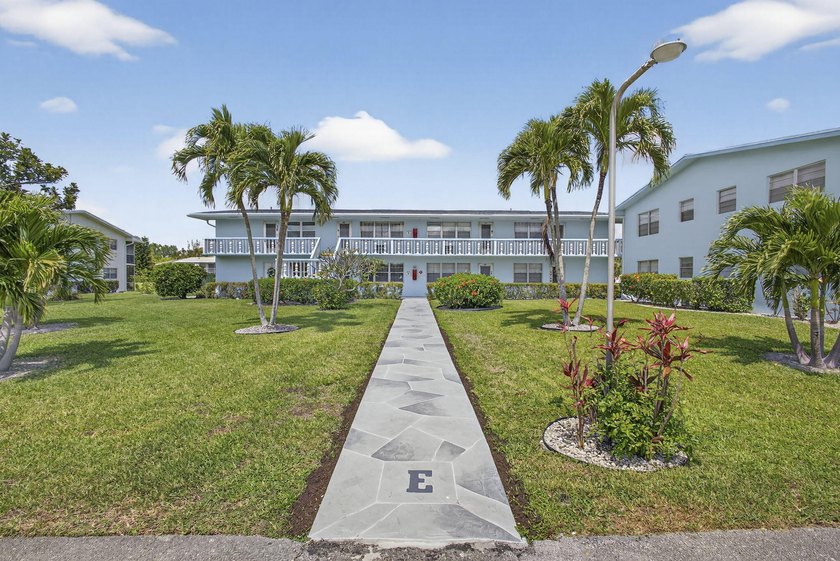 Welcome to this beautifully maintained 1-bedroom, 1.5-bath - photo 2