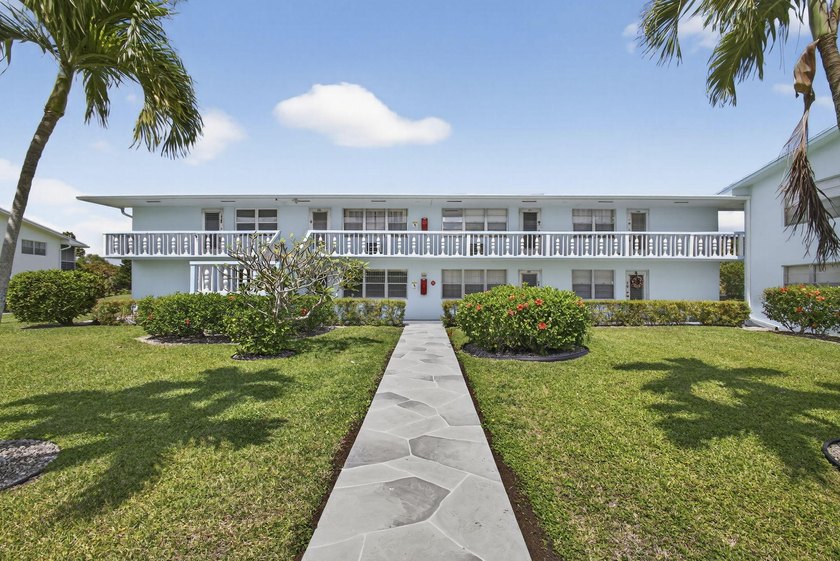 Welcome to this beautifully maintained 1-bedroom, 1.5-bath - photo 3