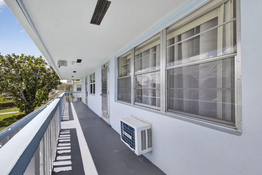 Welcome to this beautifully maintained 1-bedroom, 1.5-bath - photo 7