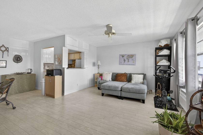 Welcome to this beautifully maintained 1-bedroom, 1.5-bath - photo 8
