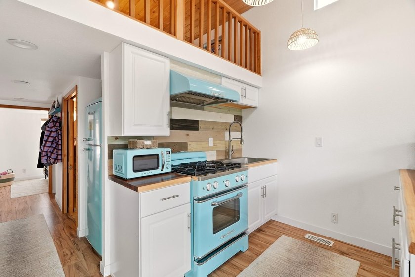 Beautiful FULLY FURNISHED Park Model right on Williams Lake! - photo 12