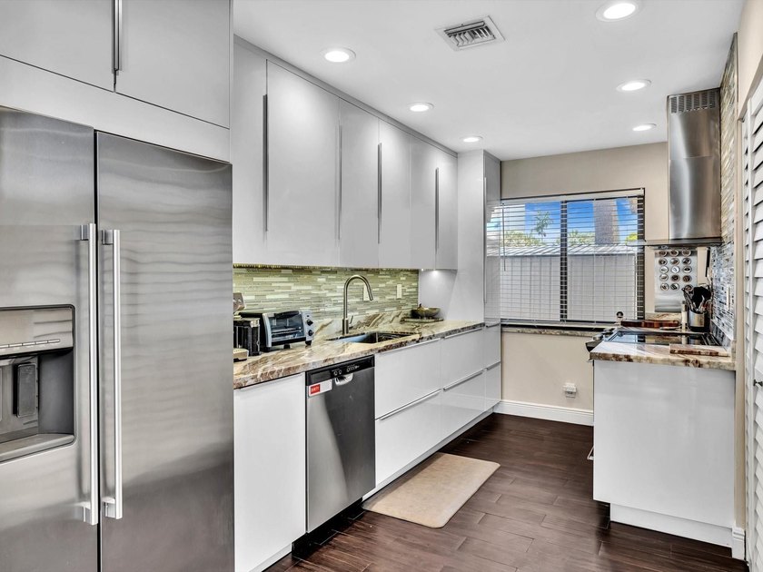As seen on TV! Soaring wood vaulted ceilings, fully remodeled - photo 20