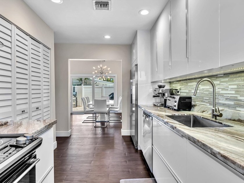 As seen on TV! Soaring wood vaulted ceilings, fully remodeled - photo 21