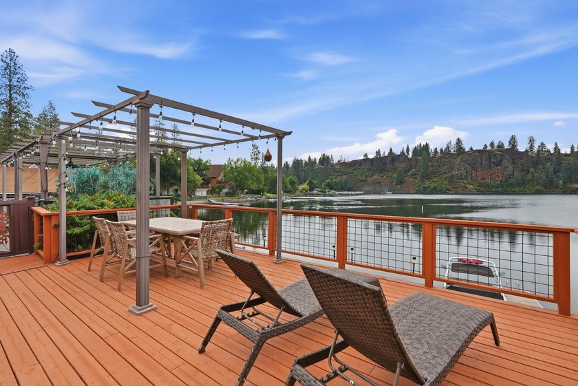 Beautiful FULLY FURNISHED Park Model right on Williams Lake! - photo 22