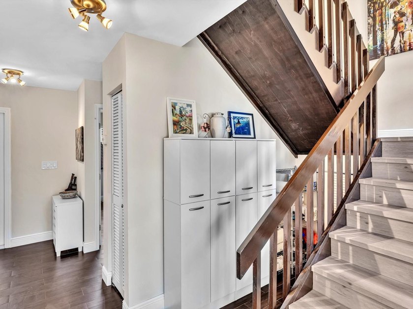 As seen on TV! Soaring wood vaulted ceilings, fully remodeled - photo 29
