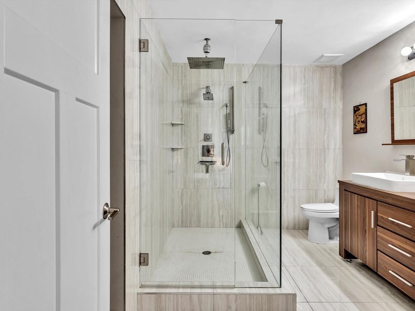 As seen on TV! Soaring wood vaulted ceilings, fully remodeled - photo 38