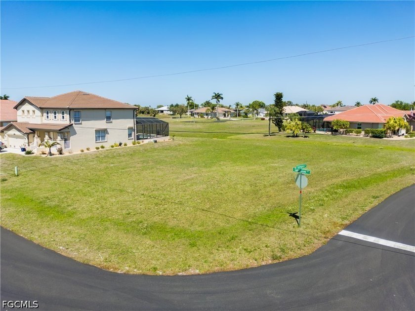 Beautiful corner lot in this close knit community with tons of - photo 3