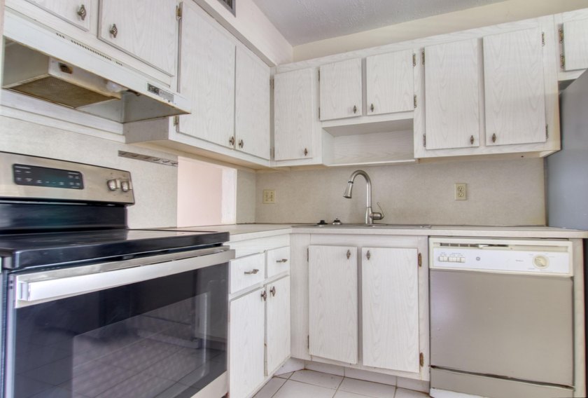 MOTIVATED SELLER. 1/1 condo with a full view of the lake off - photo 2