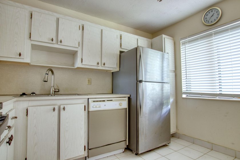 MOTIVATED SELLER. 1/1 condo with a full view of the lake off - photo 3