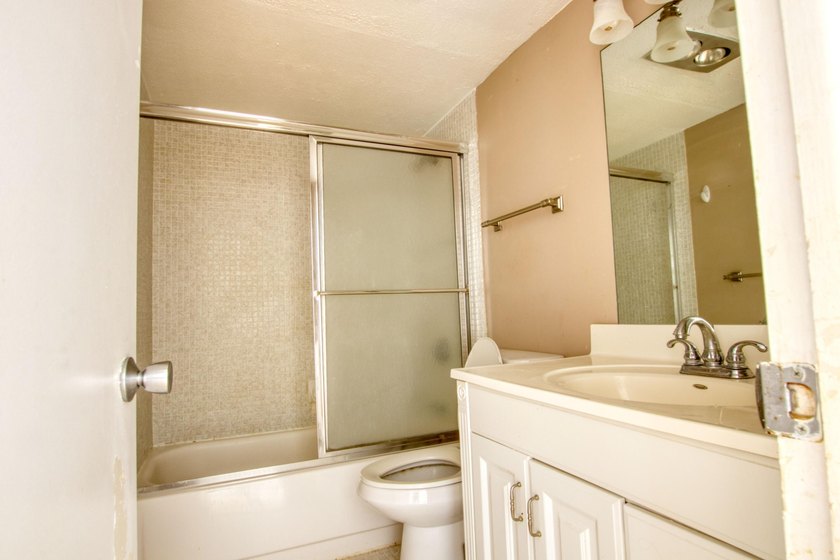 MOTIVATED SELLER. 1/1 condo with a full view of the lake off - photo 8