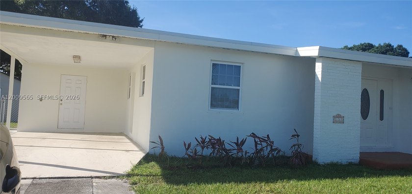This solid concrete block house has 3 bed 1 bath single house - photo 2