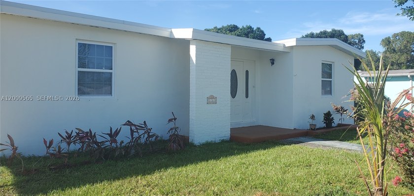 This solid concrete block house has 3 bed 1 bath single house - photo 3