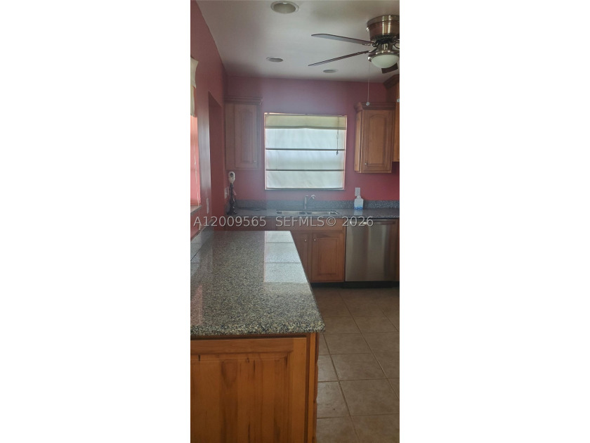This solid concrete block house has 3 bed 1 bath single house - photo 6