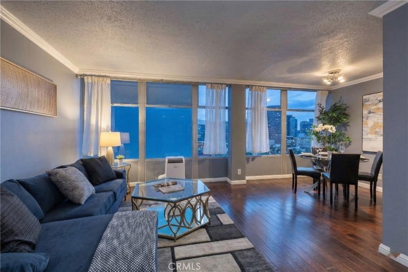 This stylish 1-bedroom, 1-bathroom condo in The Royal Palms is - photo 4