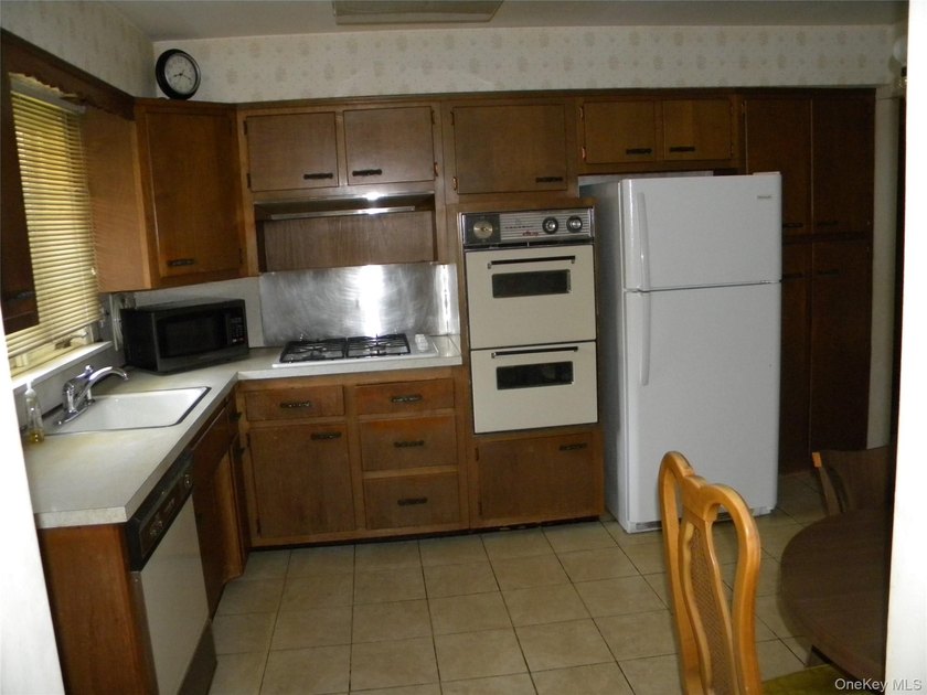 SPACIOUS 3 BEDROOM, 3 BATHROOM HI RANCH IN DESIRABLE BAY TERRACE - photo 5
