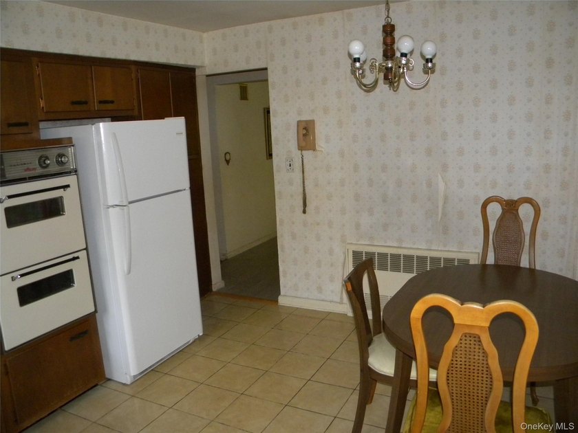 SPACIOUS 3 BEDROOM, 3 BATHROOM HI RANCH IN DESIRABLE BAY TERRACE - photo 6