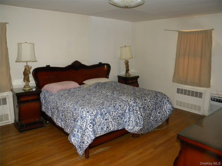 SPACIOUS 3 BEDROOM, 3 BATHROOM HI RANCH IN DESIRABLE BAY TERRACE - photo 8