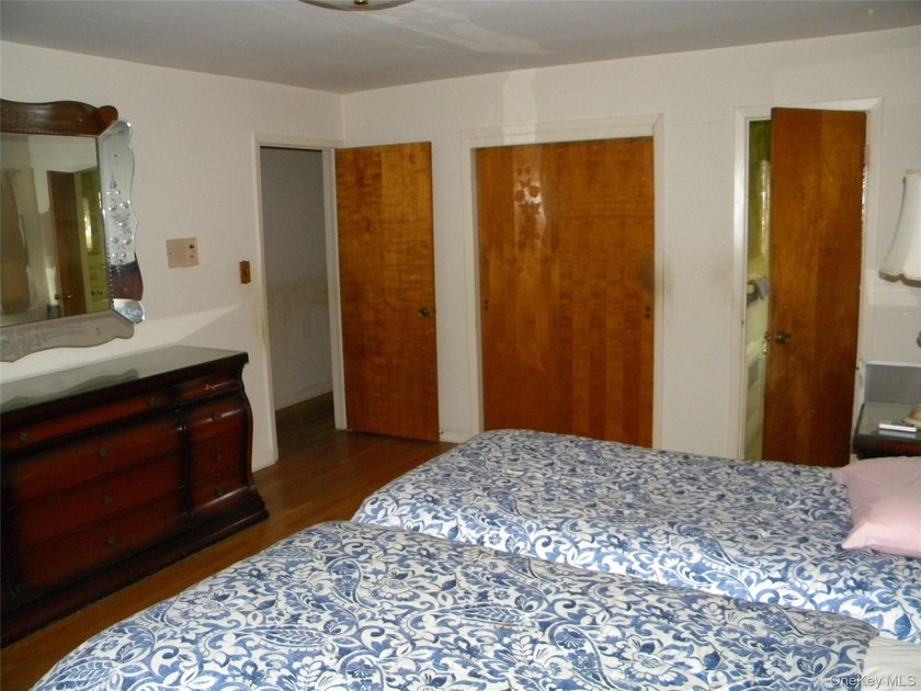 SPACIOUS 3 BEDROOM, 3 BATHROOM HI RANCH IN DESIRABLE BAY TERRACE - photo 9