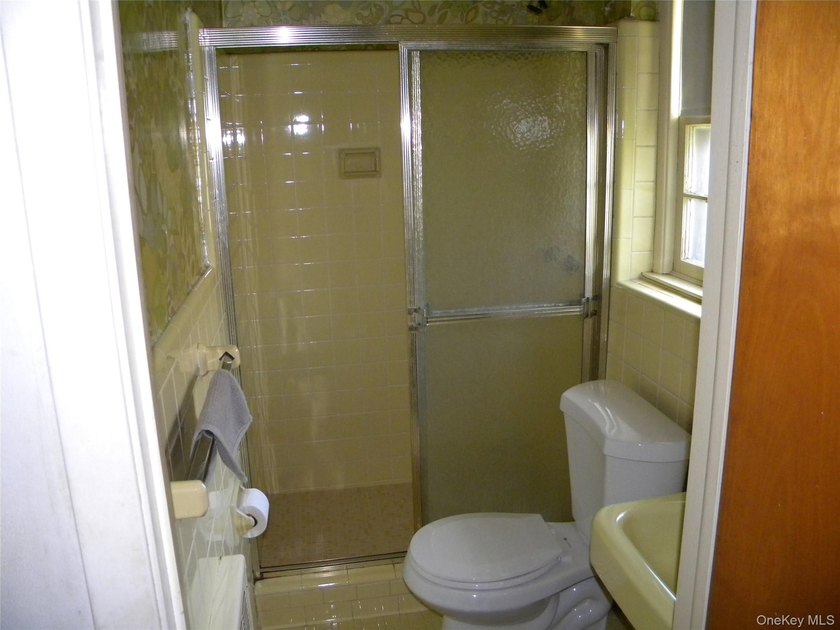 SPACIOUS 3 BEDROOM, 3 BATHROOM HI RANCH IN DESIRABLE BAY TERRACE - photo 10
