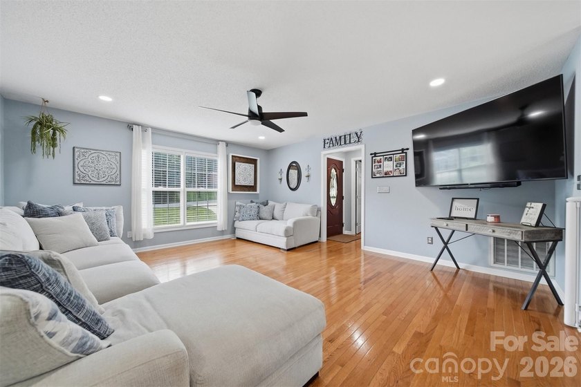 927 Victoria Avenue is a truly rare offering: an UPDATED, RANCH - photo 14