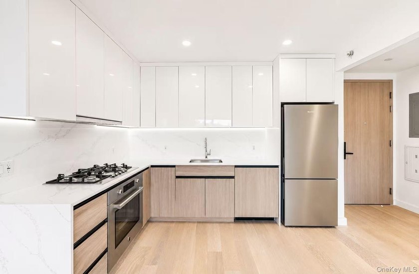 This thoughtfully designed 2-bedroom, 2-bath courtyard-facing - photo 8