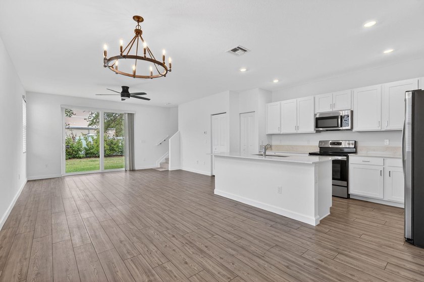 GORGEOUS CORNER UNIT W/ OPEN FLOOR PLAN &amp; PLENTY OF WINDOWS - photo 2