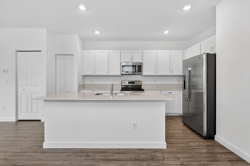 GORGEOUS CORNER UNIT W/ OPEN FLOOR PLAN &amp; PLENTY OF WINDOWS - photo 4