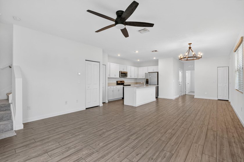 GORGEOUS CORNER UNIT W/ OPEN FLOOR PLAN &amp; PLENTY OF WINDOWS - photo 9