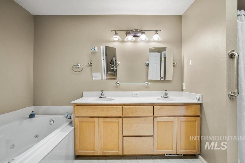 Great Meridian Location just off Franklin and Linder. 4 bedroom - photo 19