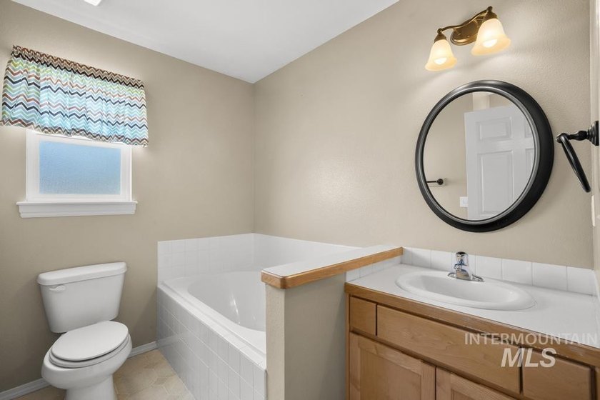 Great Meridian Location just off Franklin and Linder. 4 bedroom - photo 27