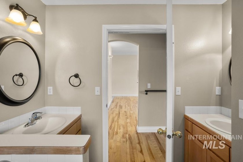 Great Meridian Location just off Franklin and Linder. 4 bedroom - photo 28