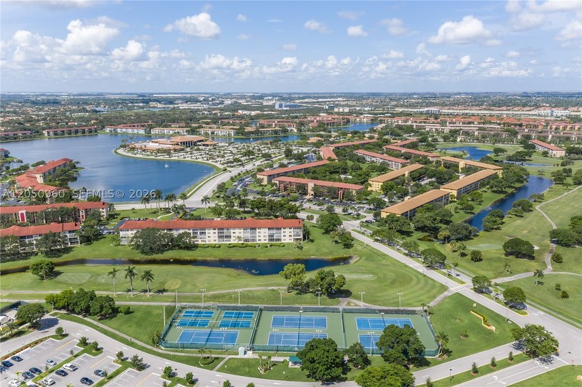 Move-in ready 2-bedroom, 2-bathroom condo with a newer A/C - photo 33