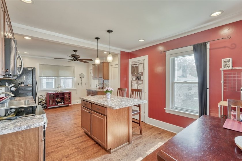 Classic city colonial with 3/4 bedrooms and 1.5 baths. Looking - photo 12